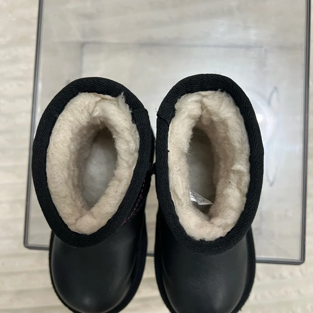 UGG Australia Toddler Classic Mini Pearlized Boots Size Kids 7 Color Black/Pink